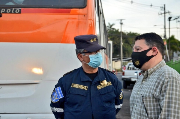 Supervisan medidas de bioseguridad en paradas de autobuses