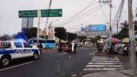 Carro volcado por plaza Salvador del Mundo