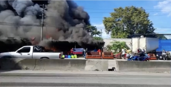 Incendio consume mueblería