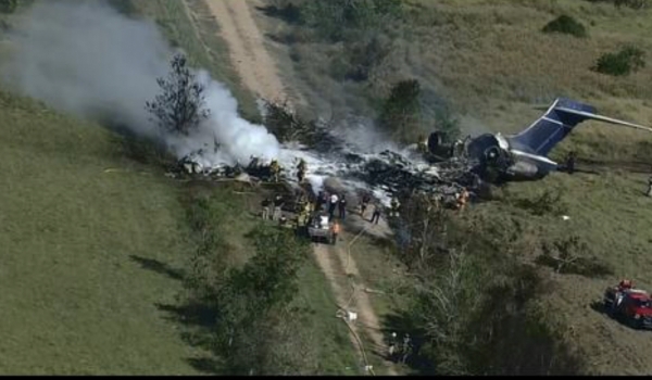 Avión se estrella y prende en llamas en Texas