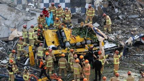 Un edificio en demolición mata al menos a 9 personas tras aplastar un autobús en Corea del Sur