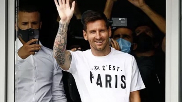 Messi ya está en París para fichar por el PSG