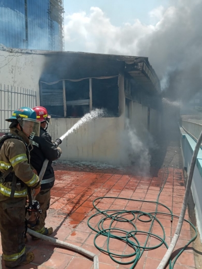Reportan incendio en colegio La Sagrada Familia