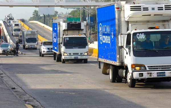 Caravana de camiones con vacunas contra COVID-19 salen hacia Honduras