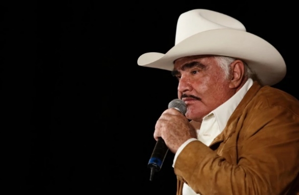 Dedican mensajes de apoyo y oraciones a Vicente Fernández