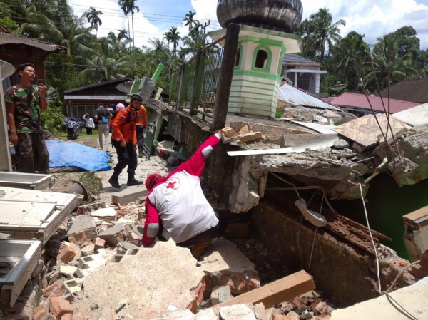 Siete muertos tras terremoto en isla de Indonesia