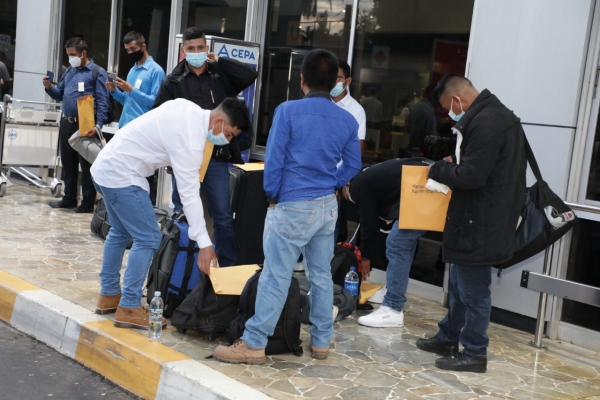 Parte a Estados Unidos nuevo contingente de trabajadores salvadoreños