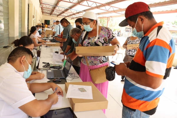 Entregan computadoras a estudiantes de cuarto grado en La Paz