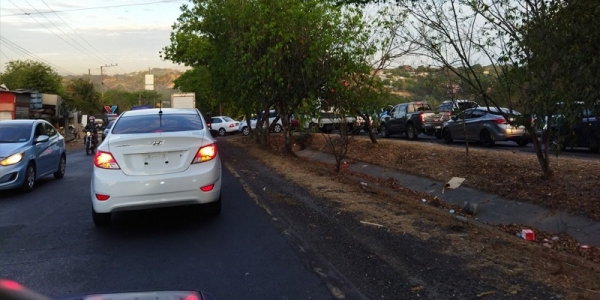 Residentes de reparto Las Cañas bloquean carretera de Oro