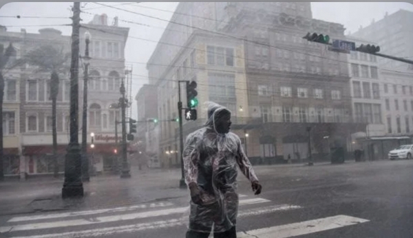 El huracán Ida se debilita a tormenta tropical y Biden declara Luisiana zona de desastre