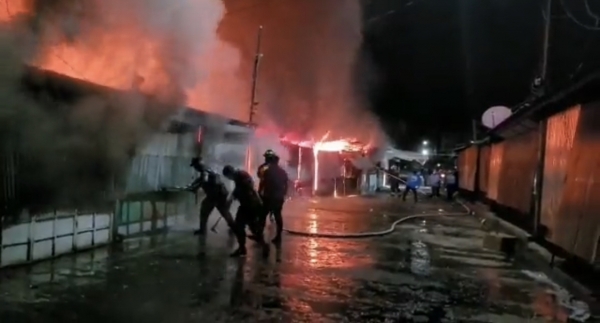 Un incendio consume puestos del mercado Colón