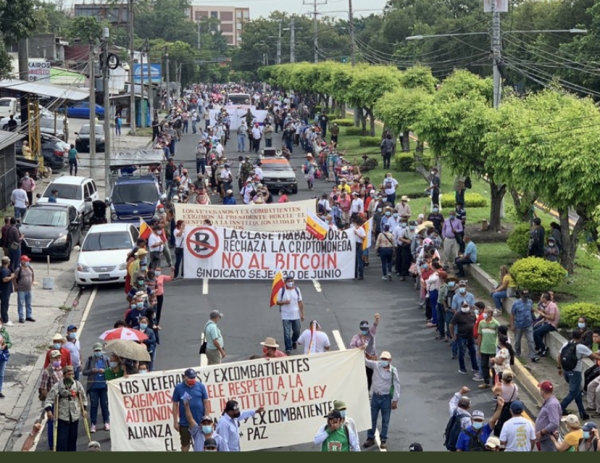 Veteranos de guerra bloquean bulevar de Los Héroes