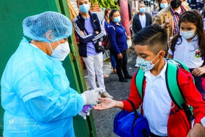 Escuelas mantienen protocolos anti-COVID