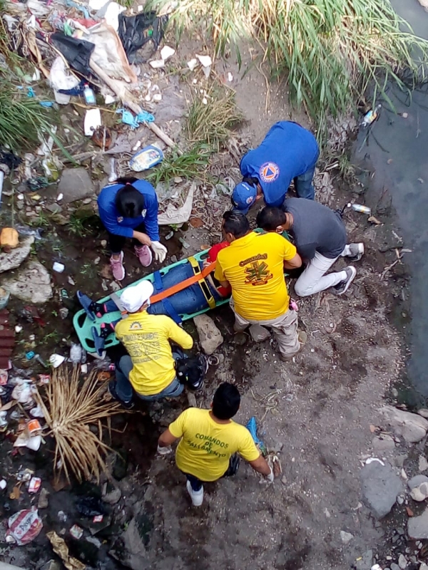 Rescatan a joven que se intentó suicidar en San Salvador