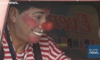 Un policía-payaso hace felices a los niños de Lima