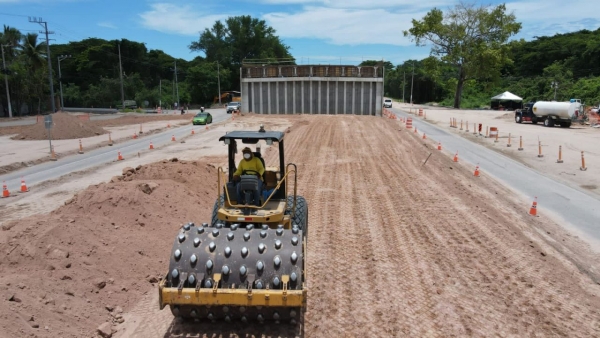 50% de avance en construcción de paso a desnivel en autopista a Comalapa