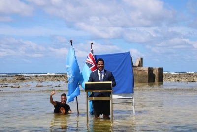 Canciller de Tuvalu da discurso con el “agua hasta las rodillas”