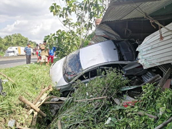 Vehículo impacta contra vivienda en carretera a Quezaltepeque