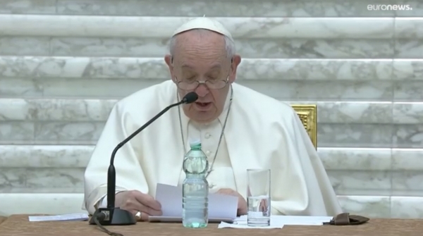 Papa Francisco defiende celibato de sacerdotes y omite abusos sexuales