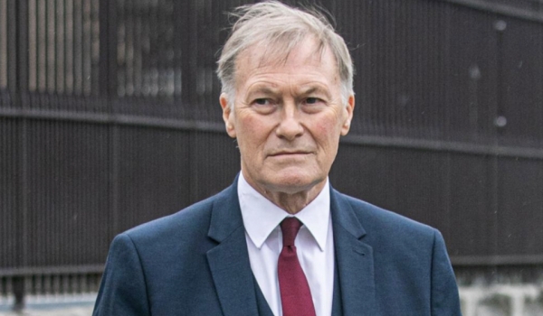 Legislador británico David Amess muere apuñalado