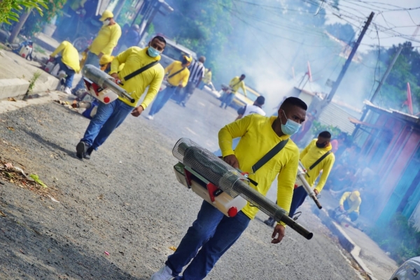 Continúan la jornada de fumigación y abatización en colonias de San Salvador