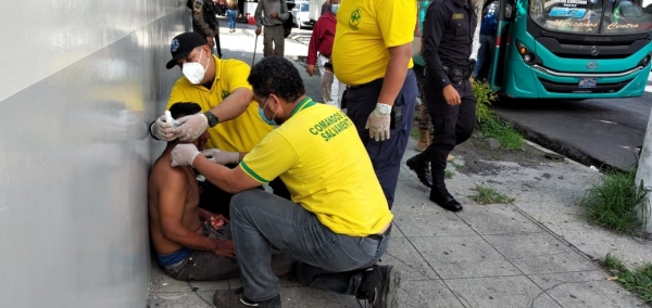 Pasajeros vapulean a ladrón al interior de una buseta