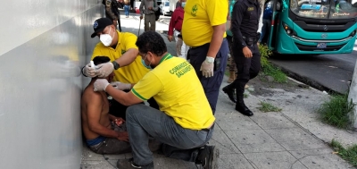 Pasajeros vapulean a ladrón al interior de una buseta