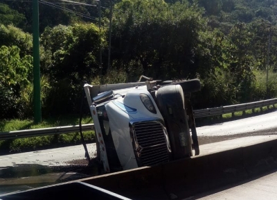 Camión volcado en Los Chorros