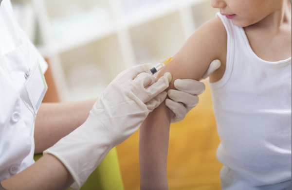Pediatras tienen reservas sobre vacunar a menores