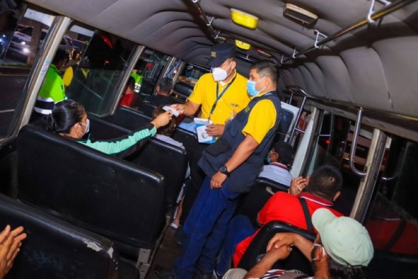 Verifican medidas sanitarias en el transporte colectivo