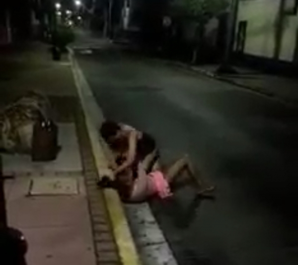 Video: Protagonizan pelea en las afueras de un bar, en Santa Tecla