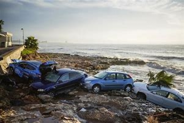 Inundaciones arrastran autos al mar en noreste de España