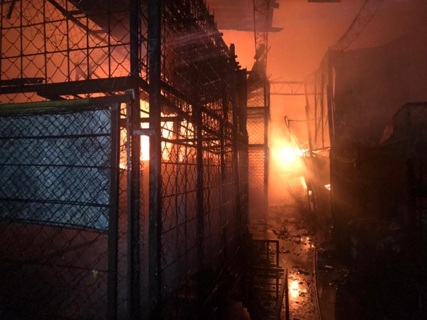 Bomberos atiende incendio en mercado de Usulután