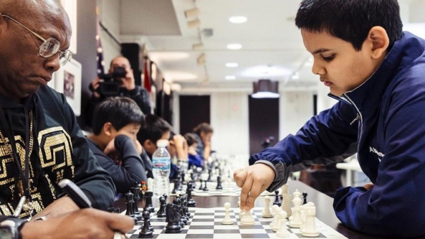 El niño récord de 12 años que conquistó el título de gran maestro en el ajedrez