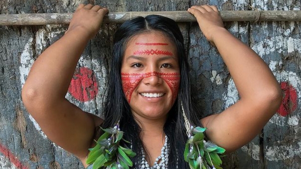 Indígena brasileña arrasa en TikTok