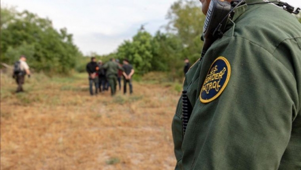 Cinco niñas fueron abandonadas por traficantes cerca del Río Grande