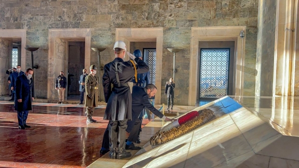 Presidente Bukele coloca ofrenda floral en el Mausoleo a Atatürk