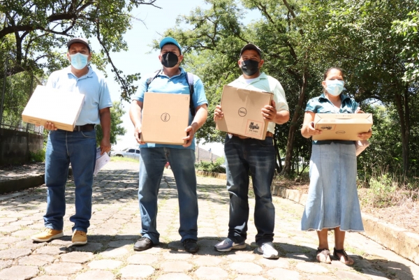 Entregan computadoras a estudiantes de Chalatenango