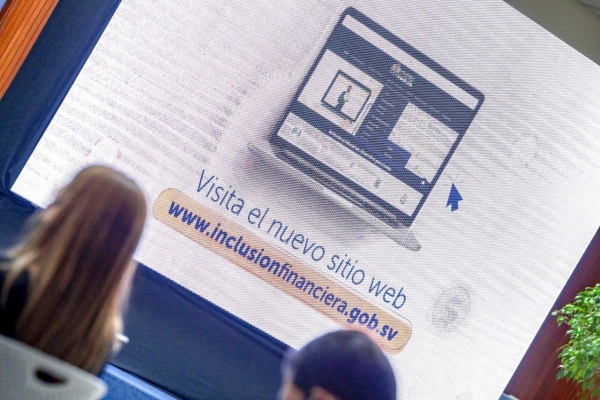 Ejecutivo presenta sitio web de inclusión y educación financiera de El Salvador