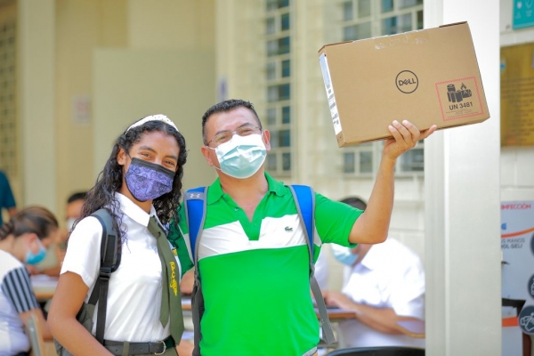 Estudiantes de educación flexible en Izalco reciben computadoras