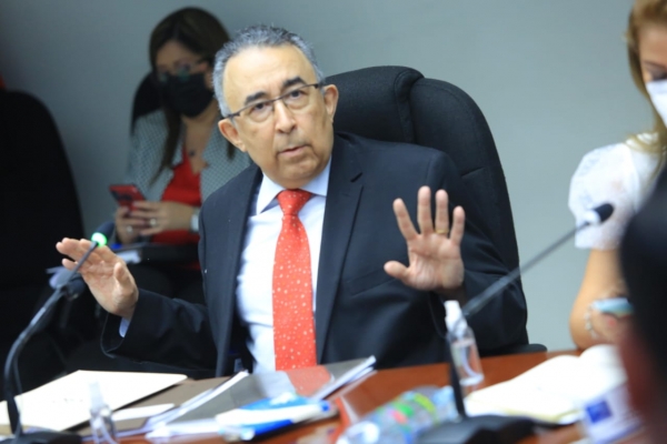 Quintanilla Schmidt acepta que recibió $313,575 como sobresueldo