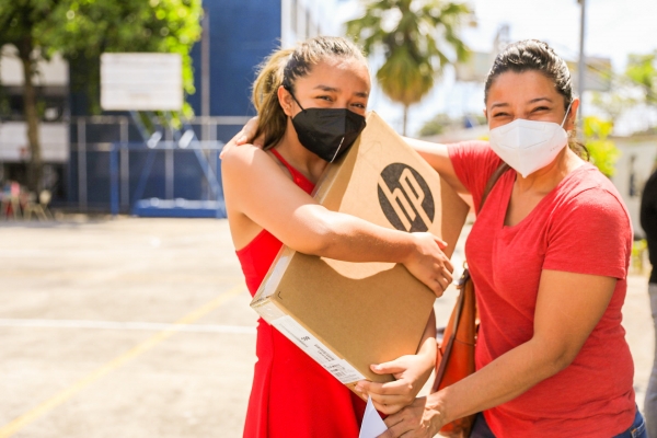 Entregan computadoras a estudiantes de La Libertad