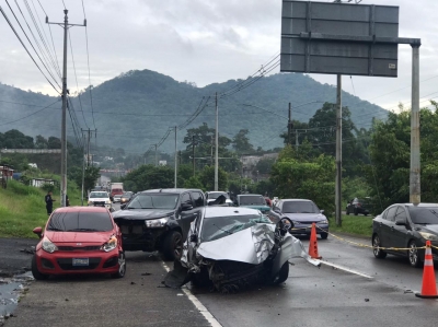 Dos agentes de la PNC mueren en accidente de tránsito en autopista a Comalapa