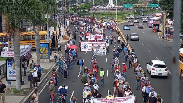 Nueva marcha contra decisiones del Ejecutivo