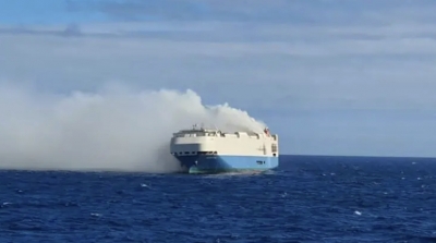 Se incendia barco con vehículos de lujo