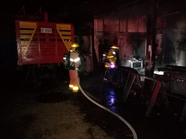 Extinguen incendio en una carpintería en San Miguel