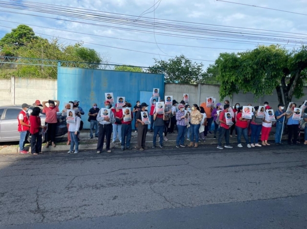 FMLN protesta frente a juzgados y exige libertad para exfuncionarios