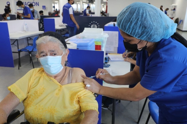 Reducen tiempo de espera para aplicar tercera dosis