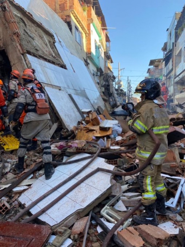 Reportan heridos y atrapados tras el desplome de un edificio de cuatro pisos en Río de Janeiro