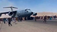 Afganos caen al vacío tras aferrarse a un avión para salir de Kabul